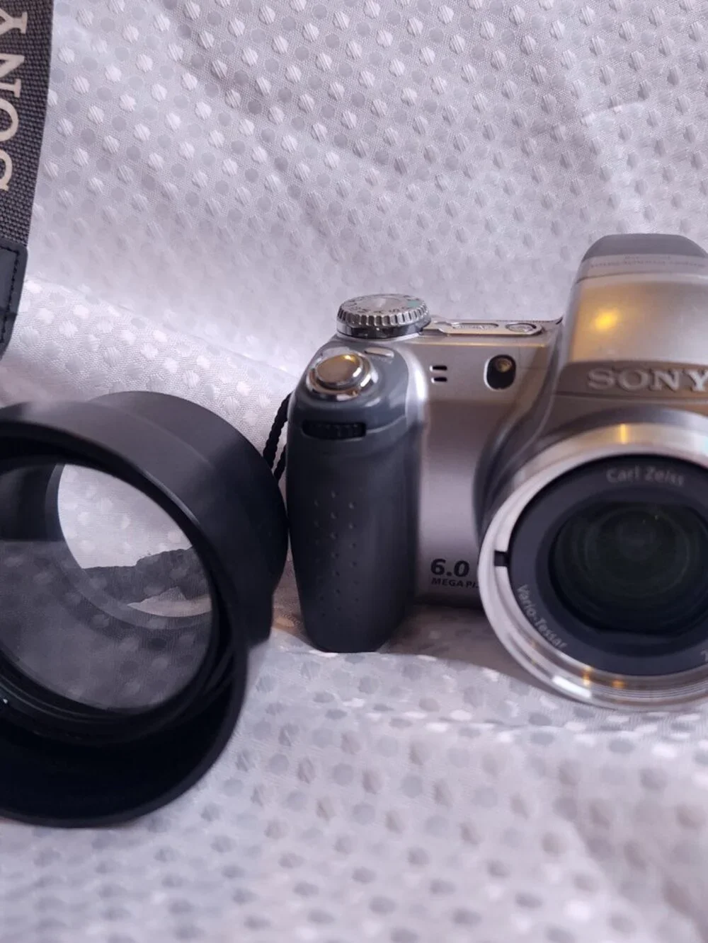 Sony Cyber-shot DSC-H2 6.0MP Digital Camera 12x Optical Zoom Carl Zeiss Silver